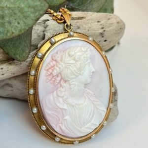 Camée Coquille Conque Peau d’Ange or jaune 750/1000 18k perles fabrication italienne 19ème siècle Italie, bijou singulier