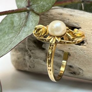 Galerie Madeleine Versailles Bague or jaune 750/1000 18k perle Art Nouveau 1900 décor floral roses feuilles
