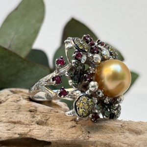 Galerie Madeleine Versailles Bague de Cocktail Jardin Créateur or gris 750/1000 18k perle Gold Diamants Rubis Saphirs jaunes Tourmaline verte Tortues Branches Soleil
